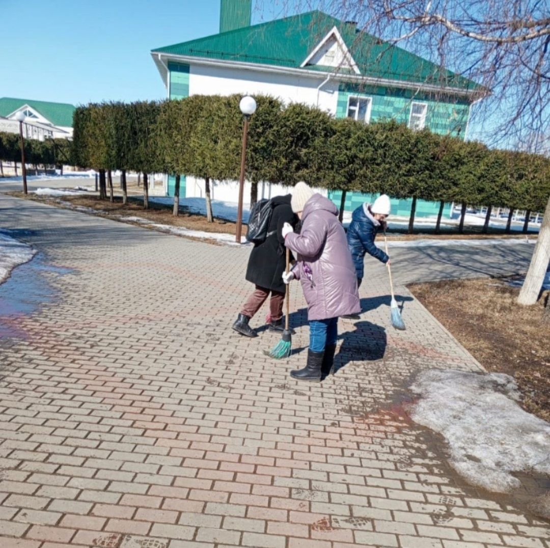 Кичә Мөслим урта мәктәбе укытучылары һәм хезмәткәрләре мемориаль комплекста җыештыру эшләре башкарды