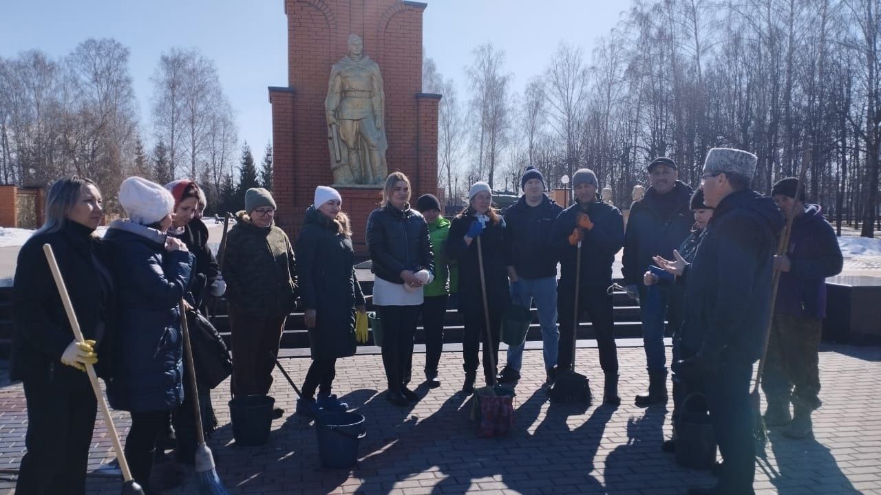 Кичә Мөслим урта мәктәбе укытучылары һәм хезмәткәрләре мемориаль комплекста җыештыру эшләре башкарды