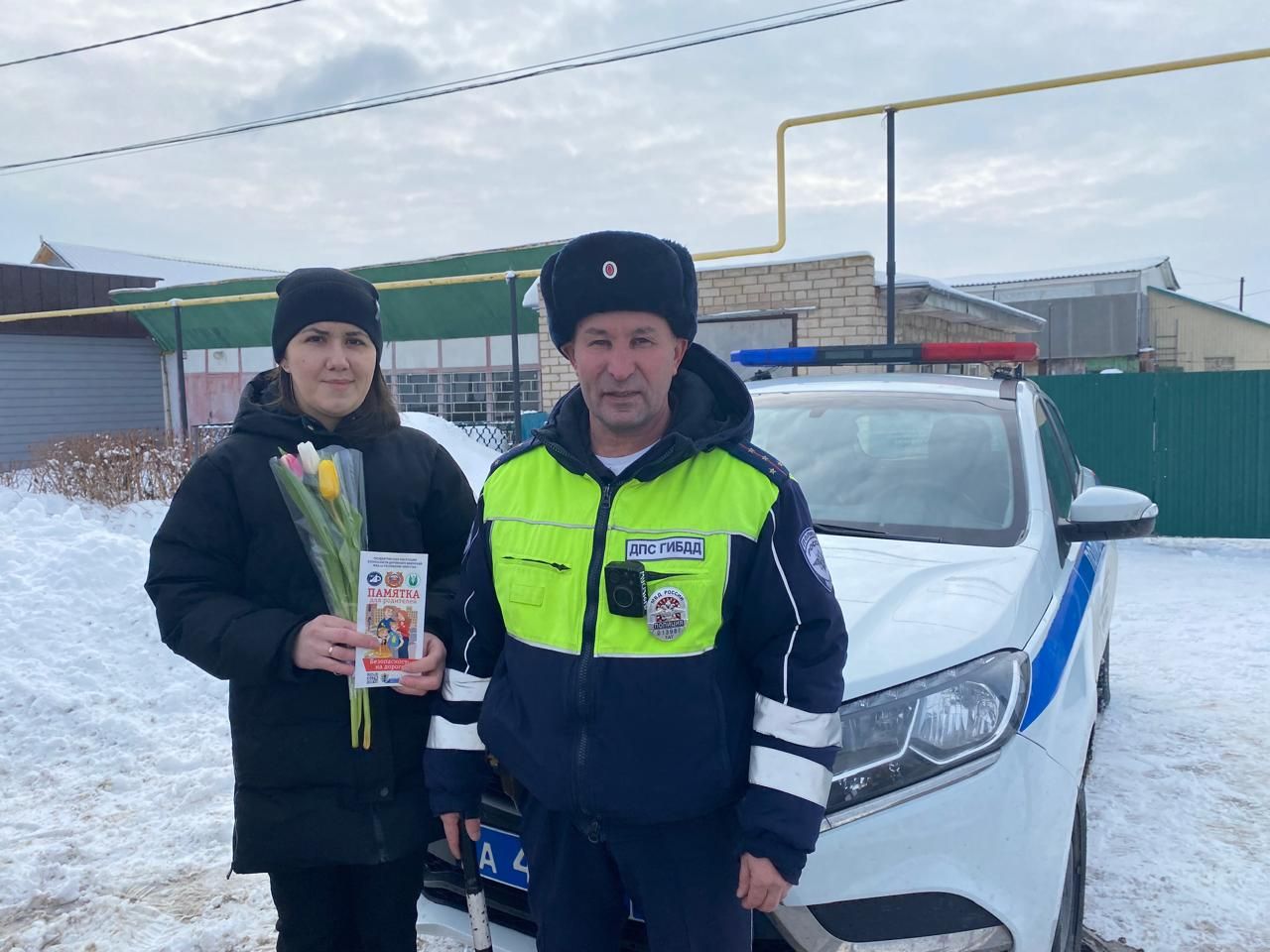 ДАИ автоинспекторлары гүзәл затларны тәбрик итте