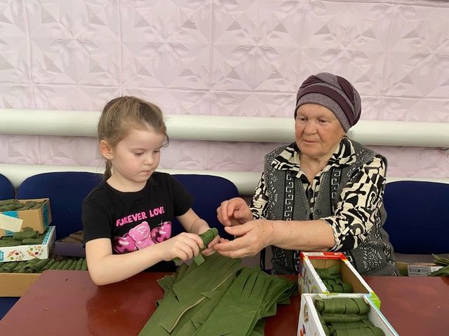 Ташлыяр авылы мәдәният йортында махсус хәрби операциядәге егетләр өчен маскировка сеткасы үрү дәвам итә