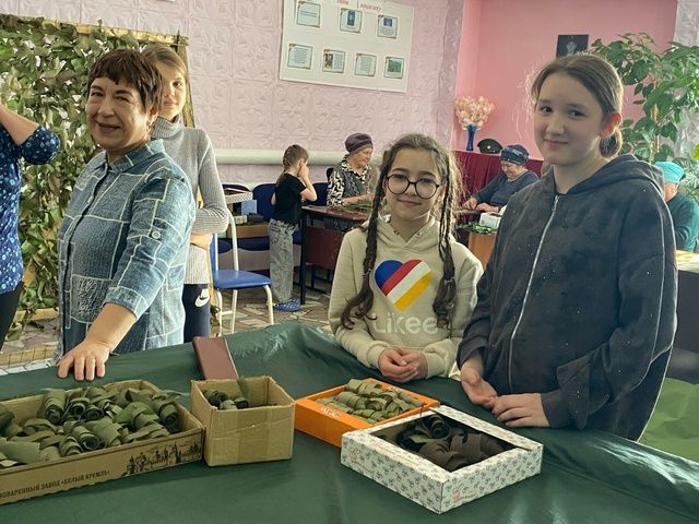 Ташлыяр авылы мәдәният йортында махсус хәрби операциядәге егетләр өчен маскировка сеткасы үрү дәвам итә