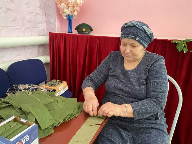Ташлыяр авылы мәдәният йортында махсус хәрби операциядәге егетләр өчен маскировка сеткасы үрү дәвам итә