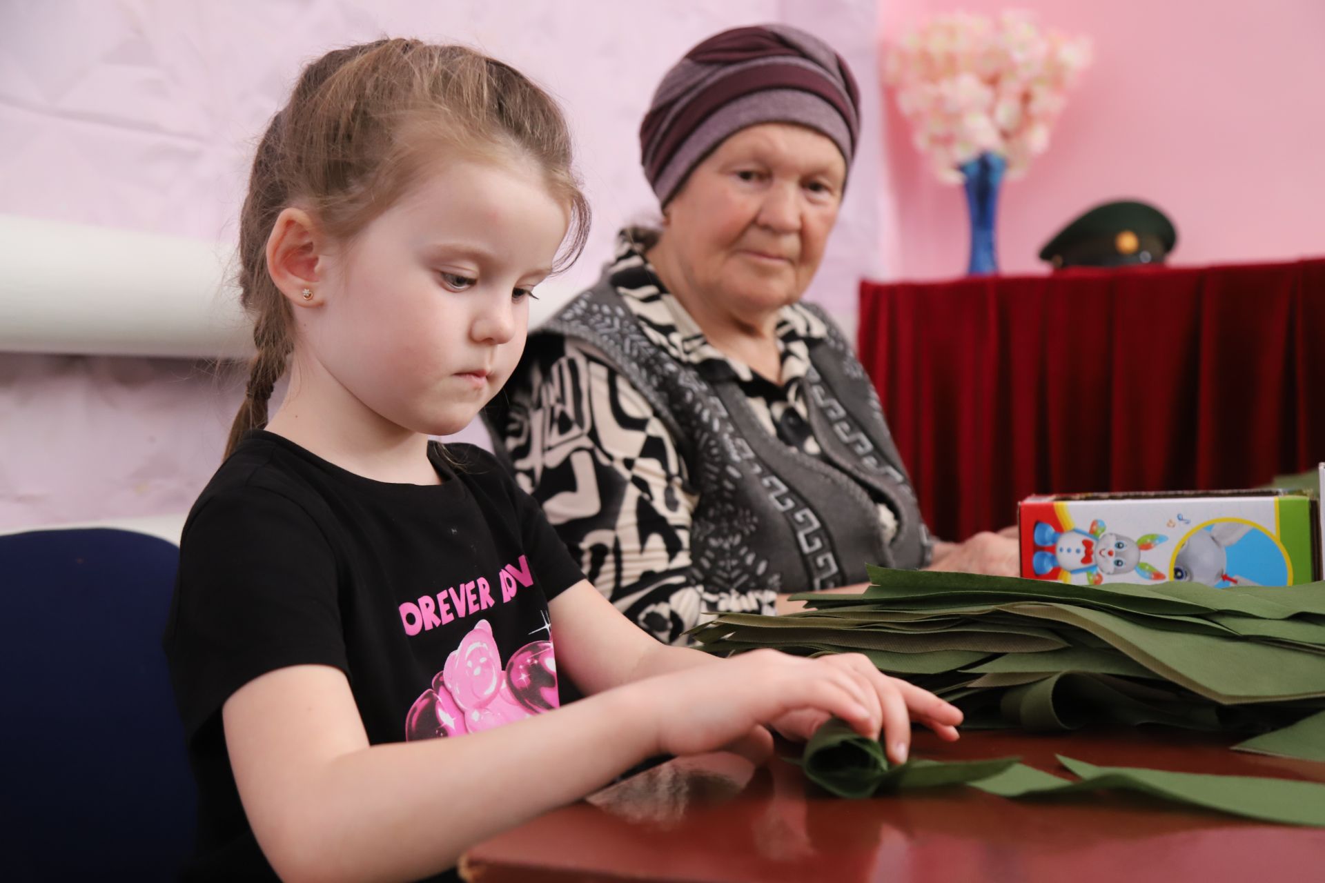 Ташлыяр авылы мәдәният йортында махсус хәрби операциядәге егетләр өчен маскировка сеткасы үрү дәвам итә
