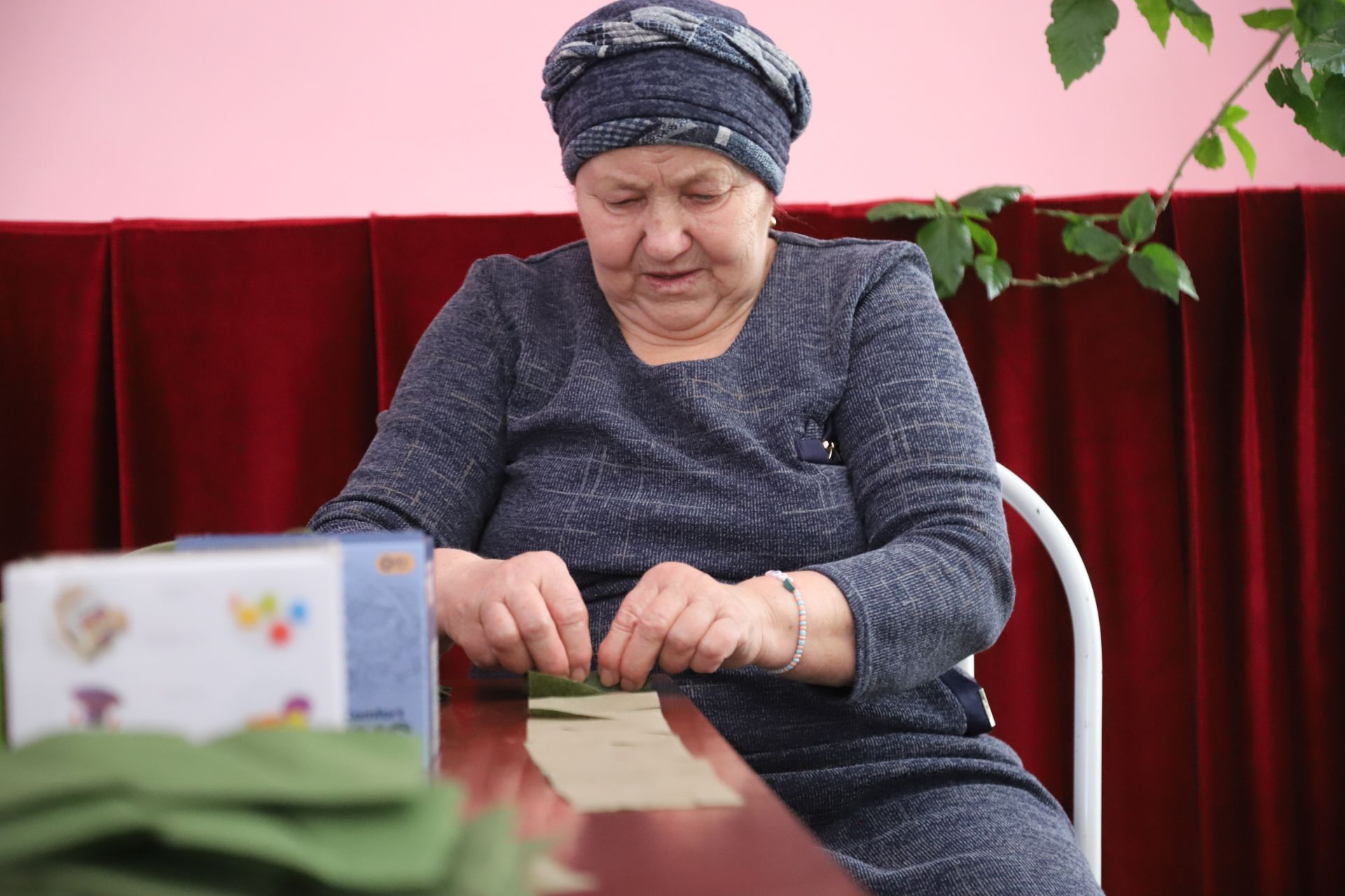Ташлыяр авылы мәдәният йортында махсус хәрби операциядәге егетләр өчен маскировка сеткасы үрү дәвам итә