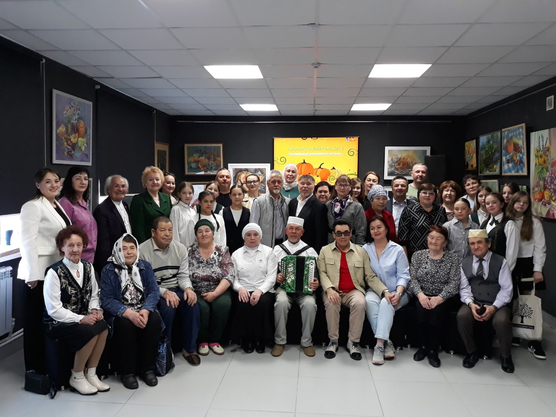 «Төсләрдә бәйрәм хисе» дип исемләнгән картиналар күргәзмәсен ачу чарасы узды