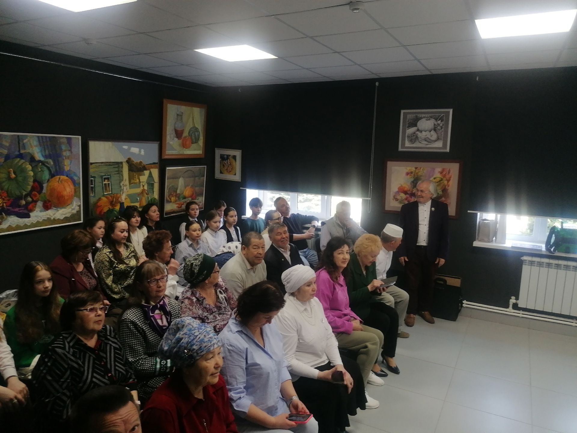 «Төсләрдә бәйрәм хисе» дип исемләнгән картиналар күргәзмәсен ачу чарасы узды