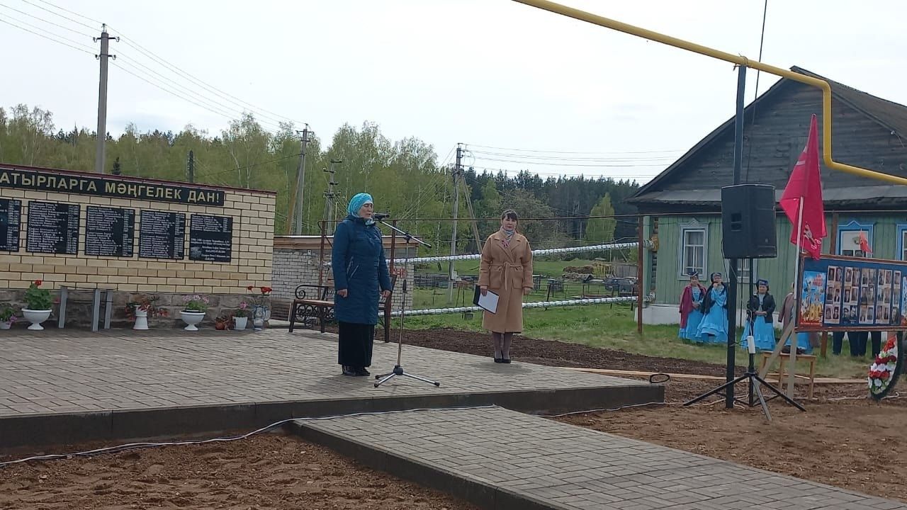 Бу минутларда Нарат Асты авылында Бөек Ватан сугышында катнашкан авылдашларын хөрмәтләп ясалган обелиск ачу тантанасы уза