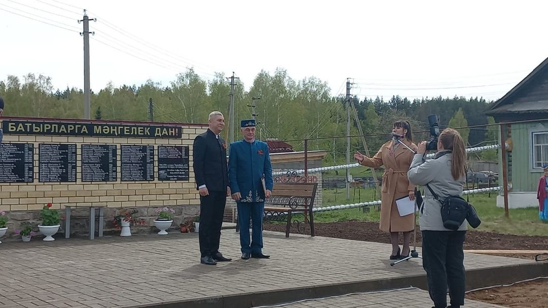 Бу минутларда Нарат Асты авылында Бөек Ватан сугышында катнашкан авылдашларын хөрмәтләп ясалган обелиск ачу тантанасы уза