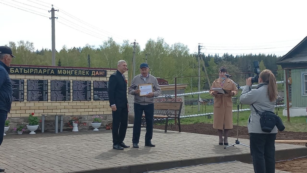 Бу минутларда Нарат Асты авылында Бөек Ватан сугышында катнашкан авылдашларын хөрмәтләп ясалган обелиск ачу тантанасы уза