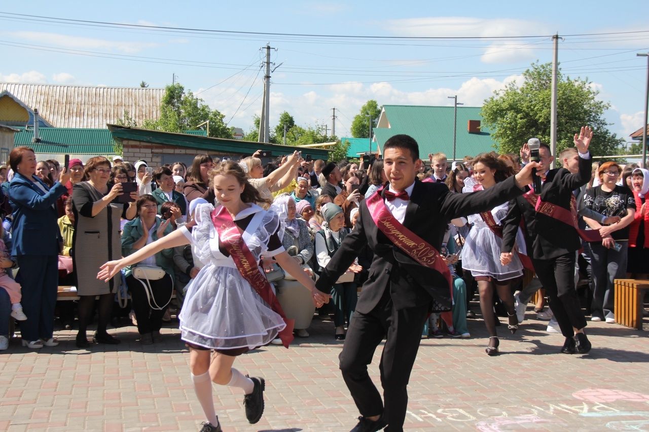 Кичә район мәктәпләрендә чыгарылыш сыйныф укучылары өчен соңгы кыңгырау чыңлады