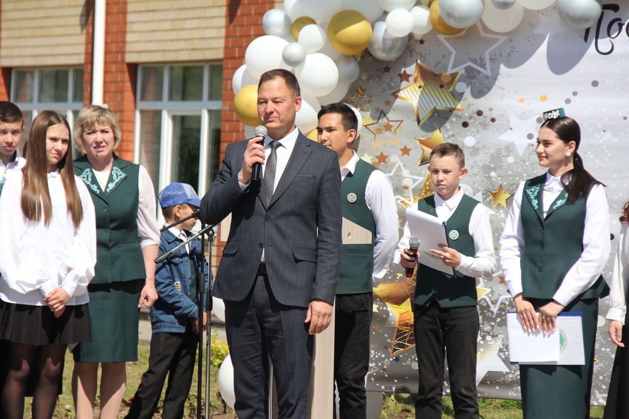 Кичә район мәктәпләрендә чыгарылыш сыйныф укучылары өчен соңгы кыңгырау чыңлады