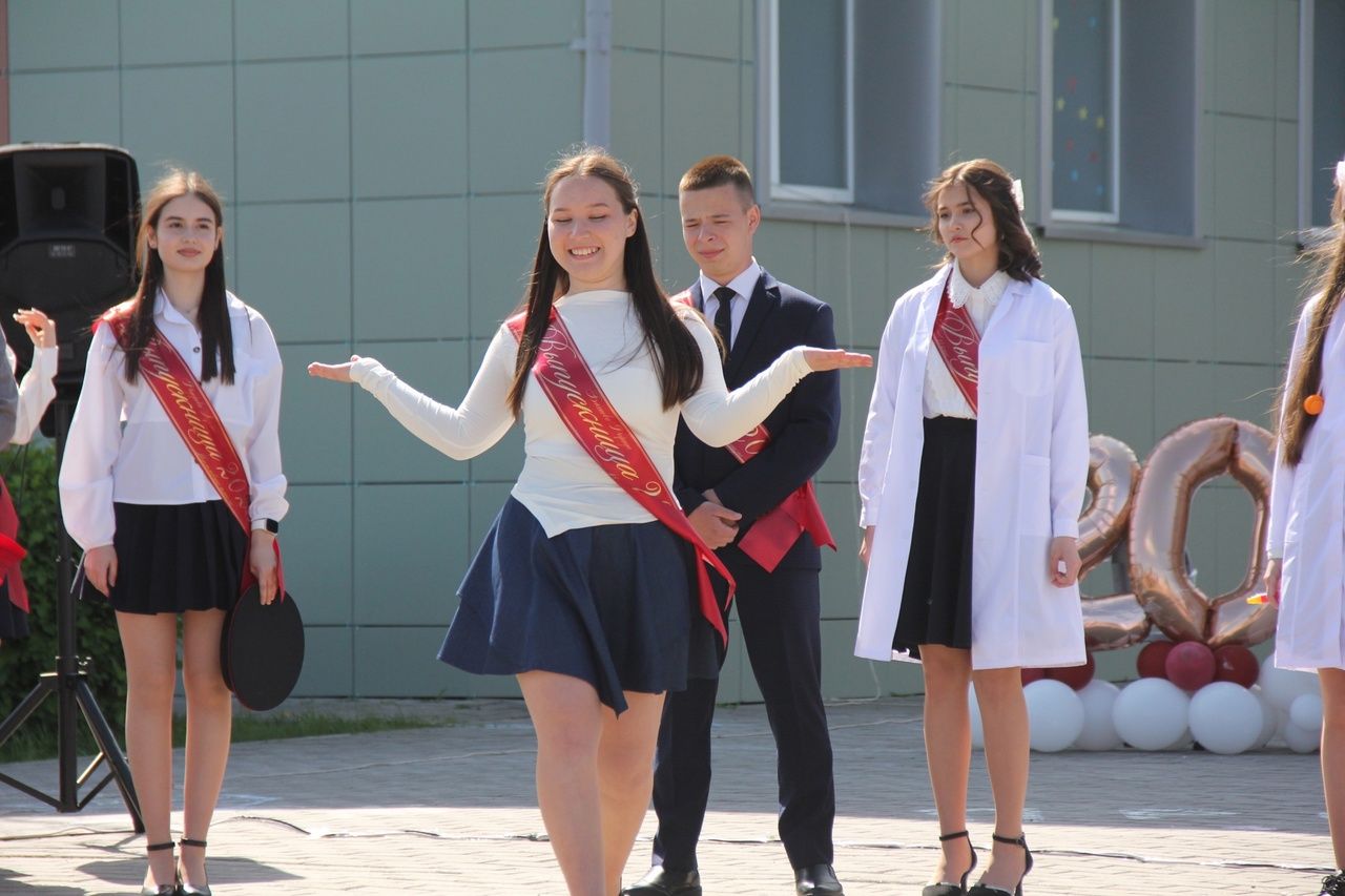 Кичә район мәктәпләрендә чыгарылыш сыйныф укучылары өчен соңгы кыңгырау чыңлады