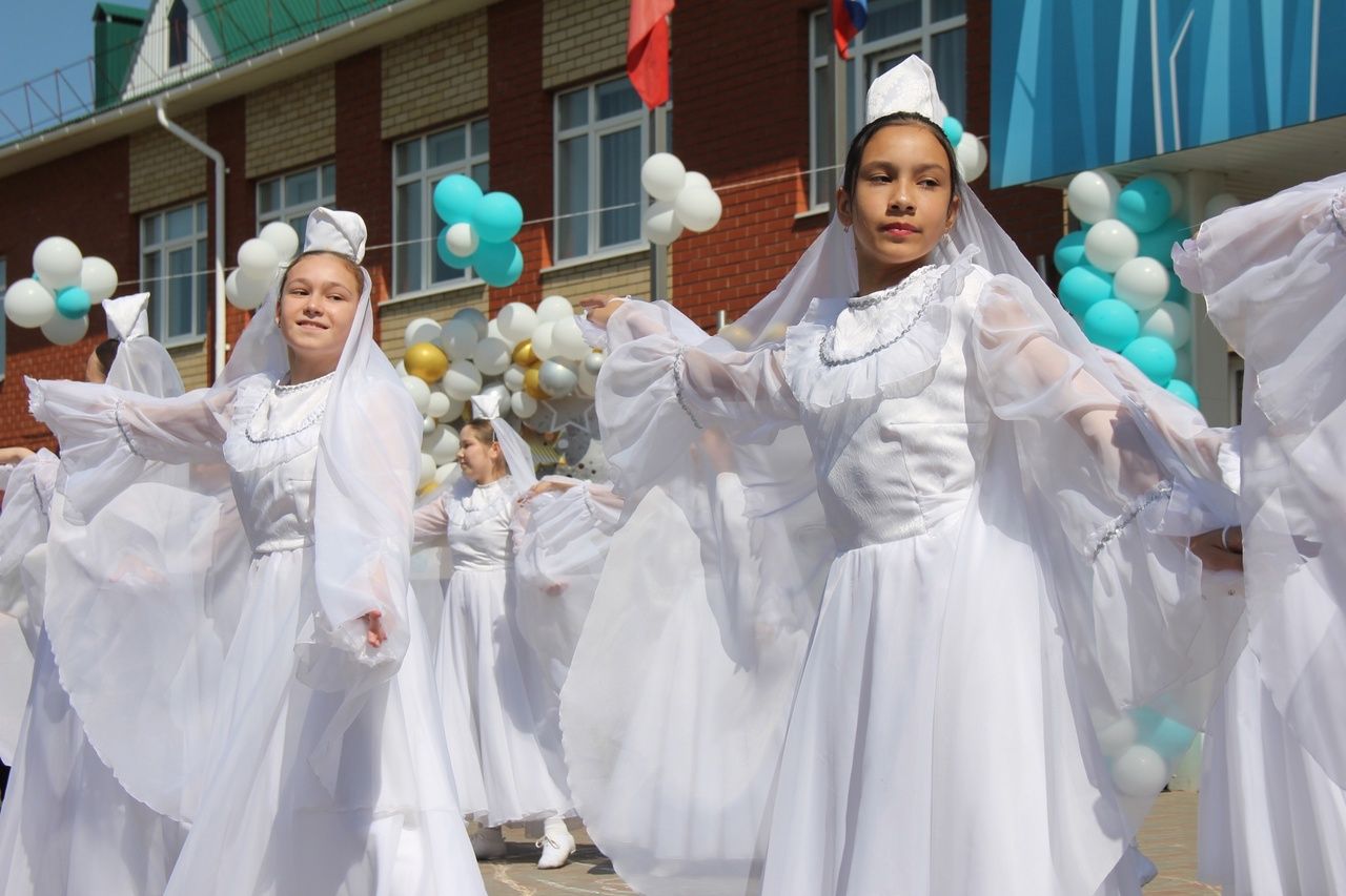 Кичә район мәктәпләрендә чыгарылыш сыйныф укучылары өчен соңгы кыңгырау чыңлады