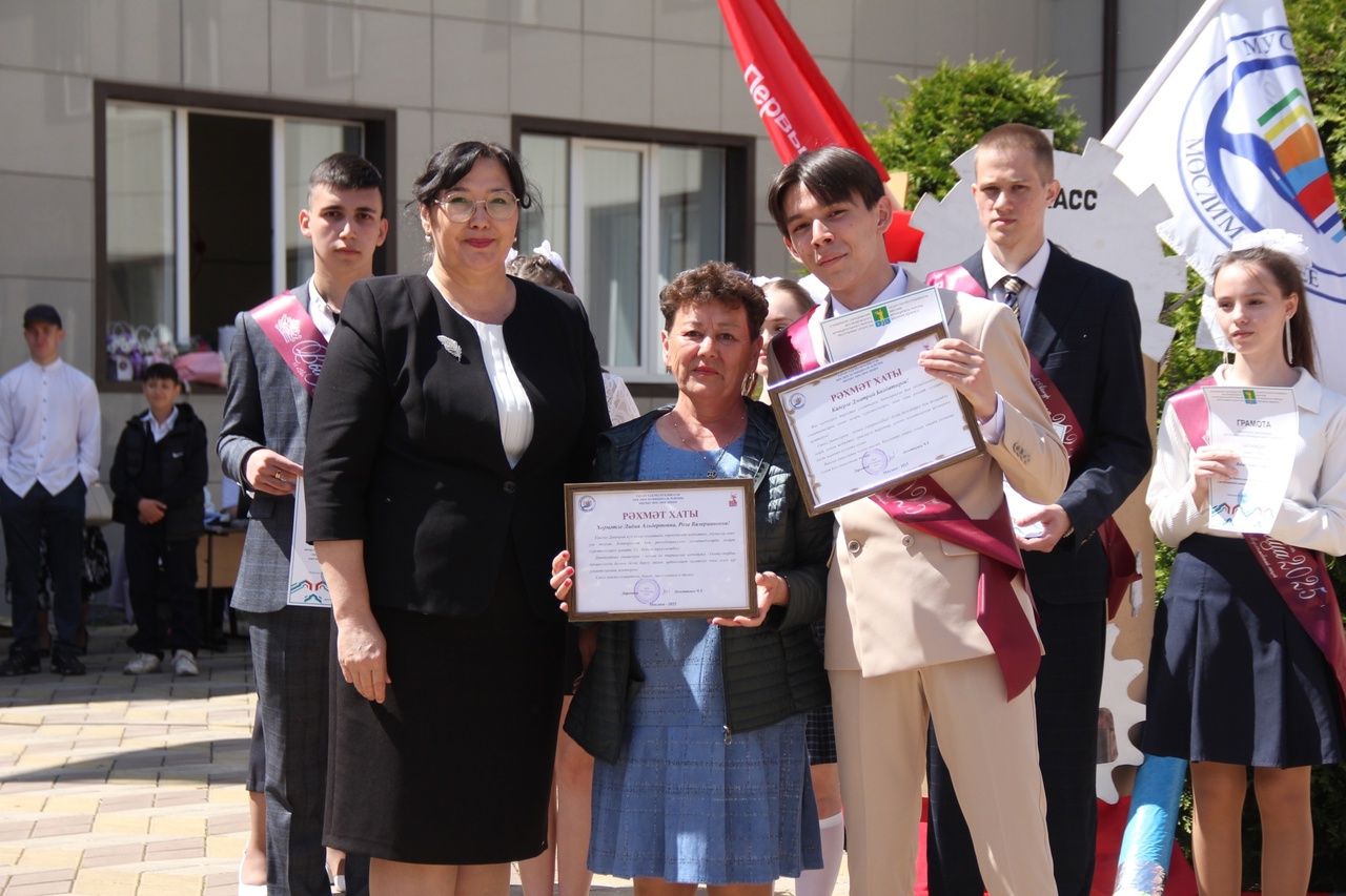 Кичә район мәктәпләрендә чыгарылыш сыйныф укучылары өчен соңгы кыңгырау чыңлады