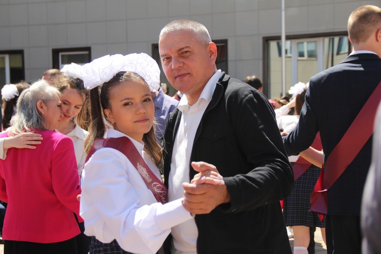 Кичә район мәктәпләрендә чыгарылыш сыйныф укучылары өчен соңгы кыңгырау чыңлады