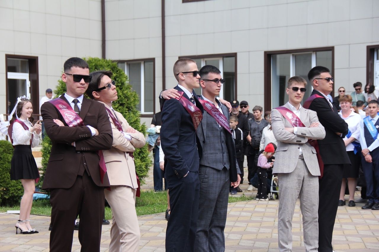 Кичә район мәктәпләрендә чыгарылыш сыйныф укучылары өчен соңгы кыңгырау чыңлады