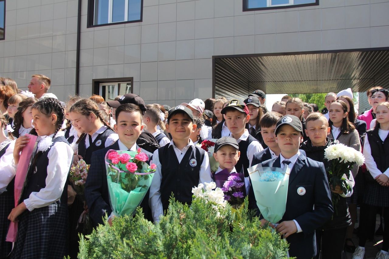 Кичә район мәктәпләрендә чыгарылыш сыйныф укучылары өчен соңгы кыңгырау чыңлады