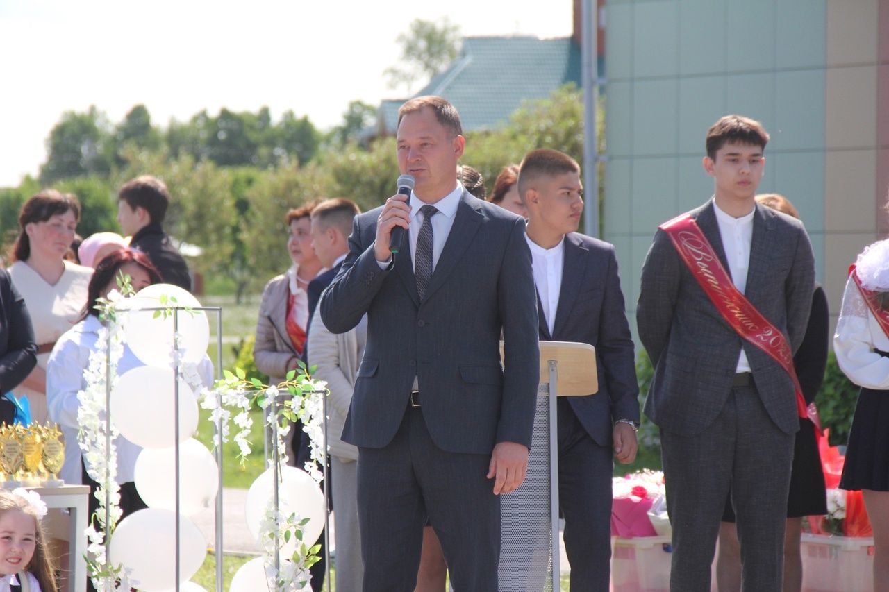 Кичә район мәктәпләрендә чыгарылыш сыйныф укучылары өчен соңгы кыңгырау чыңлады