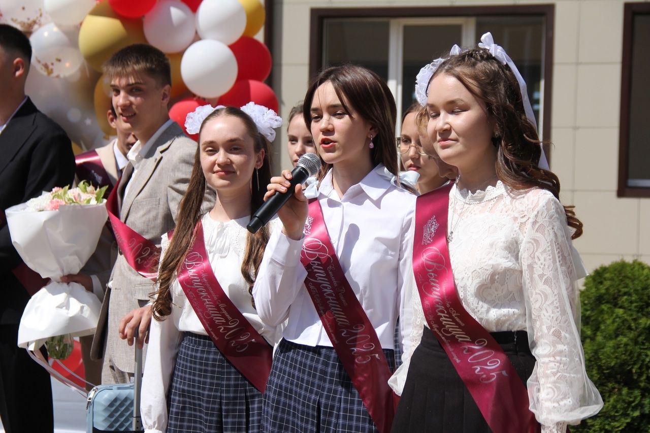 Кичә район мәктәпләрендә чыгарылыш сыйныф укучылары өчен соңгы кыңгырау чыңлады