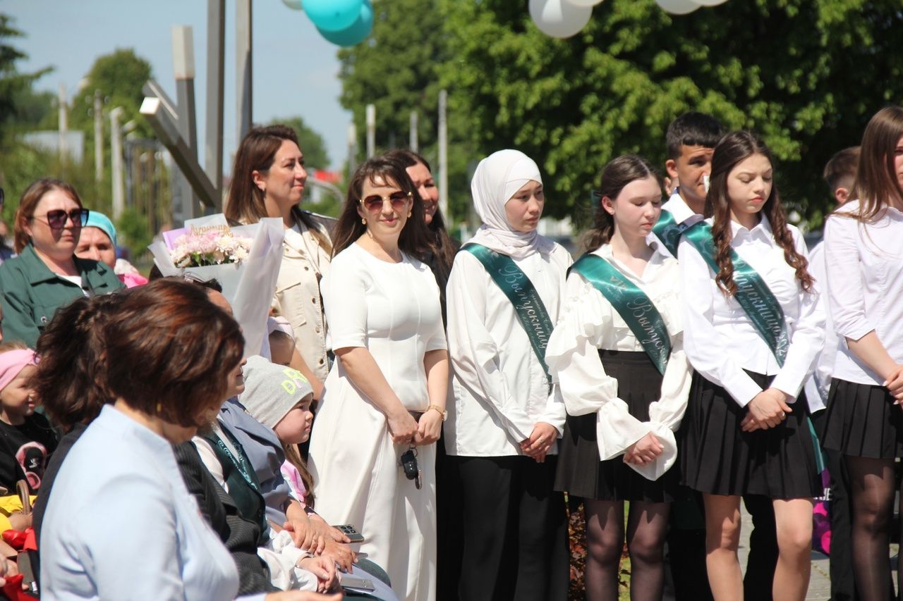 Кичә район мәктәпләрендә чыгарылыш сыйныф укучылары өчен соңгы кыңгырау чыңлады