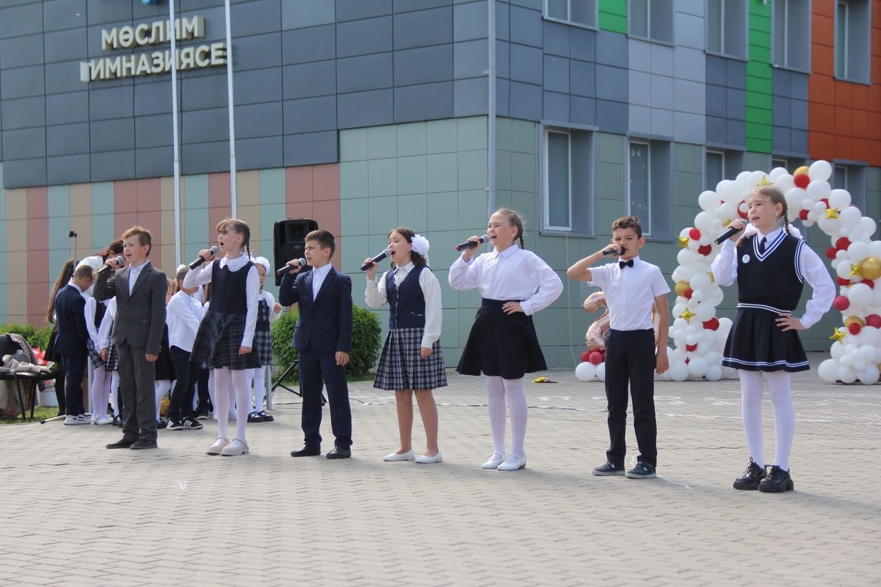 Кичә район мәктәпләрендә чыгарылыш сыйныф укучылары өчен соңгы кыңгырау чыңлады