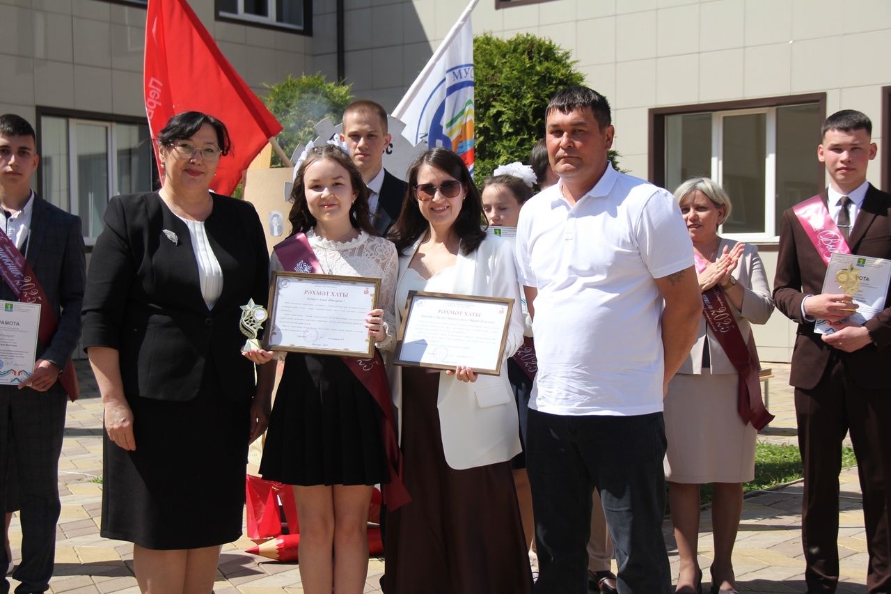 Кичә район мәктәпләрендә чыгарылыш сыйныф укучылары өчен соңгы кыңгырау чыңлады