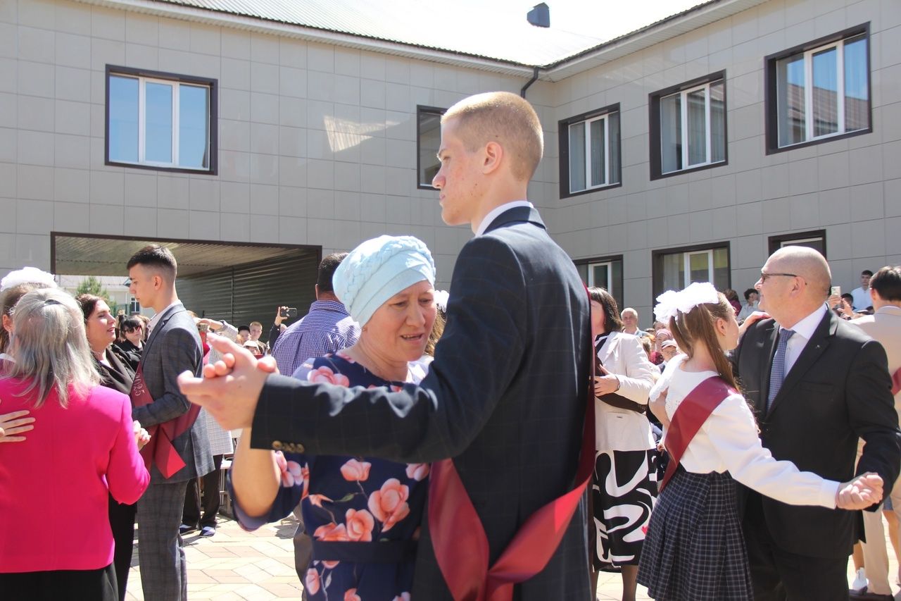 Кичә район мәктәпләрендә чыгарылыш сыйныф укучылары өчен соңгы кыңгырау чыңлады