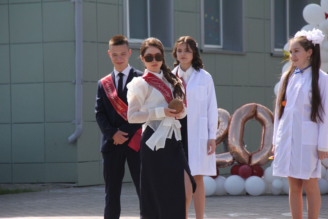 Кичә район мәктәпләрендә чыгарылыш сыйныф укучылары өчен соңгы кыңгырау чыңлады