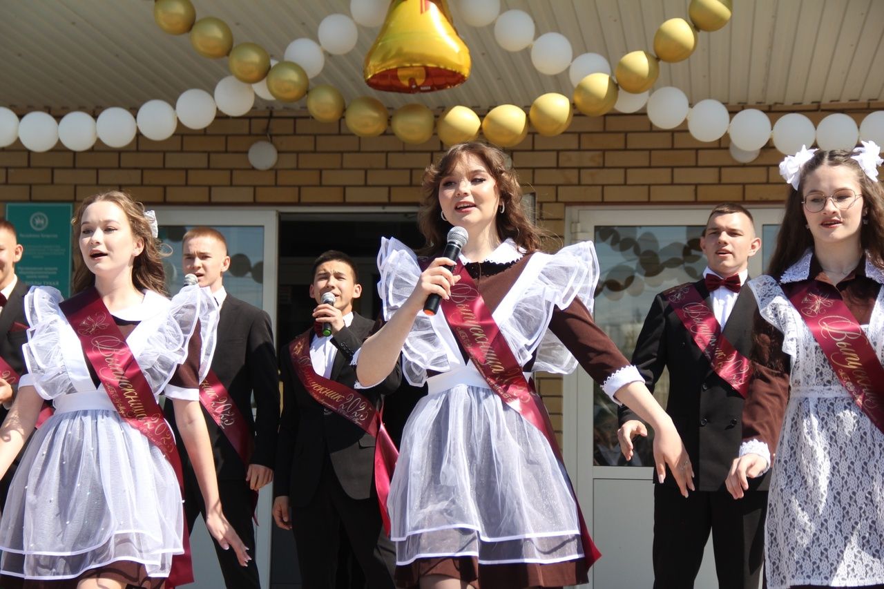 Кичә район мәктәпләрендә чыгарылыш сыйныф укучылары өчен соңгы кыңгырау чыңлады