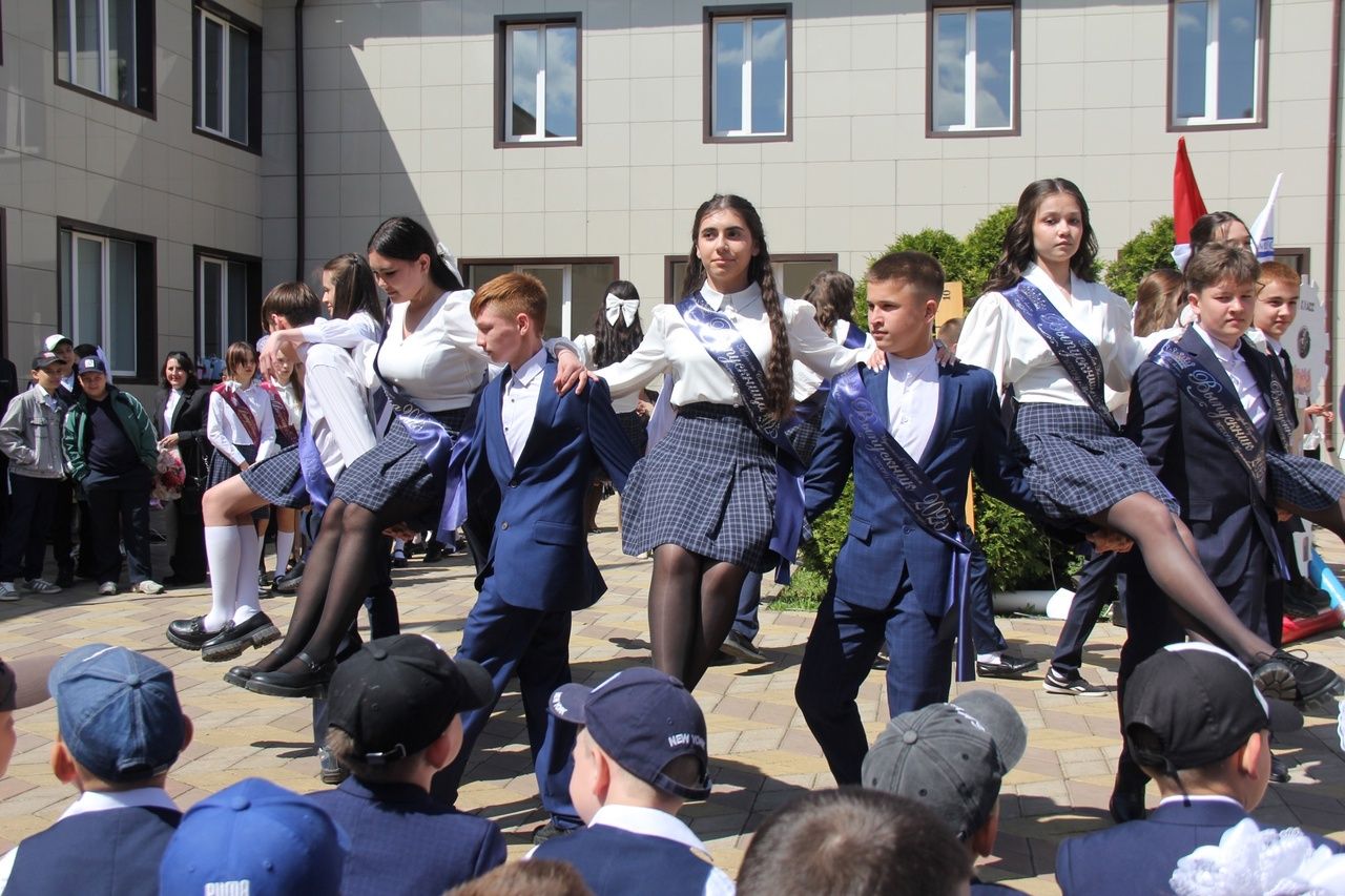 Кичә район мәктәпләрендә чыгарылыш сыйныф укучылары өчен соңгы кыңгырау чыңлады