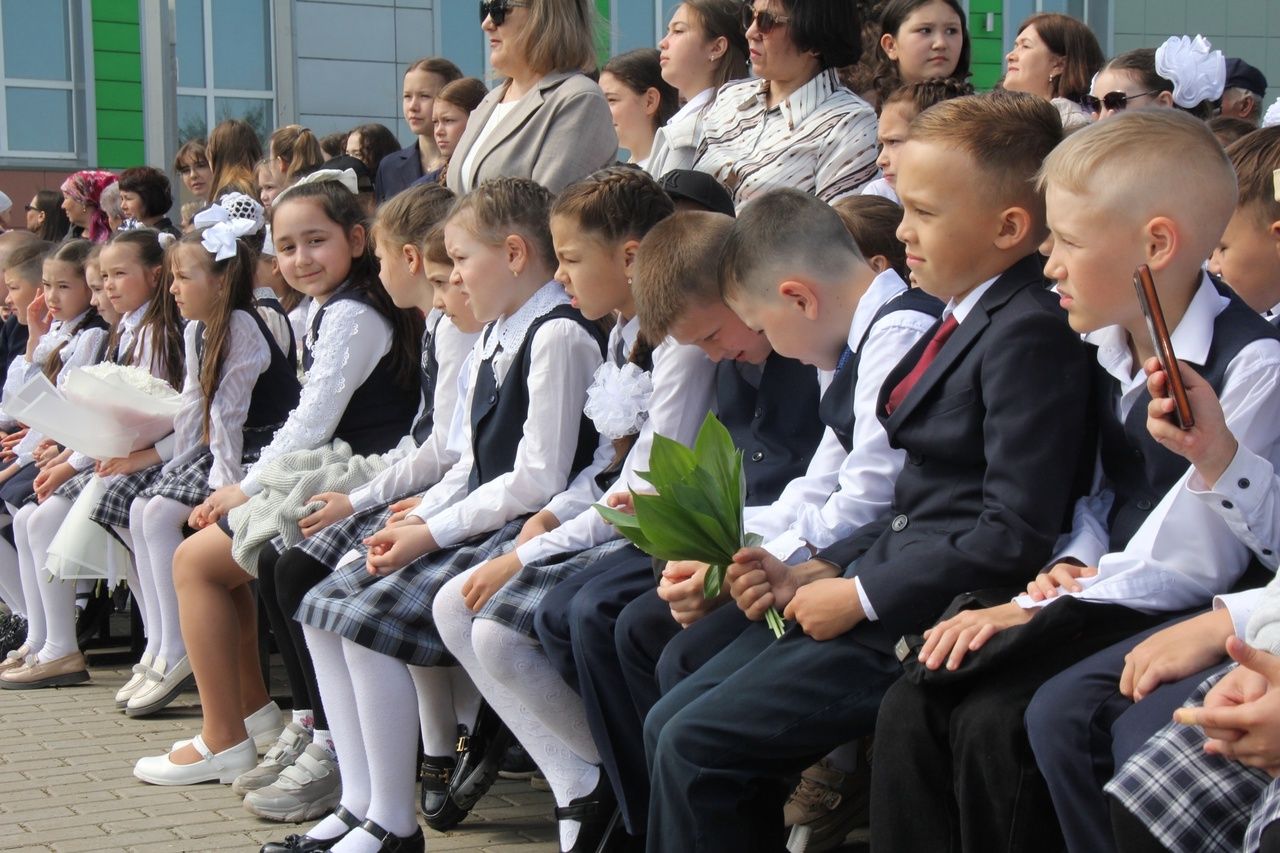 Кичә район мәктәпләрендә чыгарылыш сыйныф укучылары өчен соңгы кыңгырау чыңлады