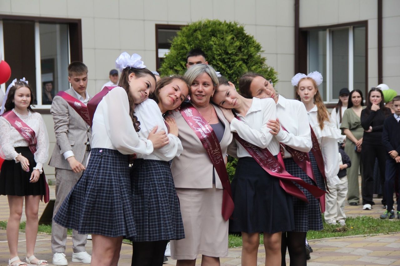 Кичә район мәктәпләрендә чыгарылыш сыйныф укучылары өчен соңгы кыңгырау чыңлады