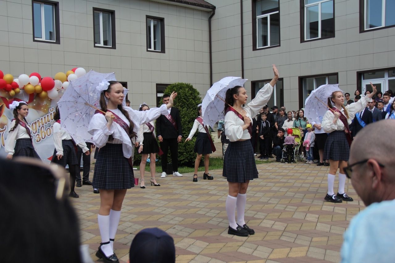 Кичә район мәктәпләрендә чыгарылыш сыйныф укучылары өчен соңгы кыңгырау чыңлады