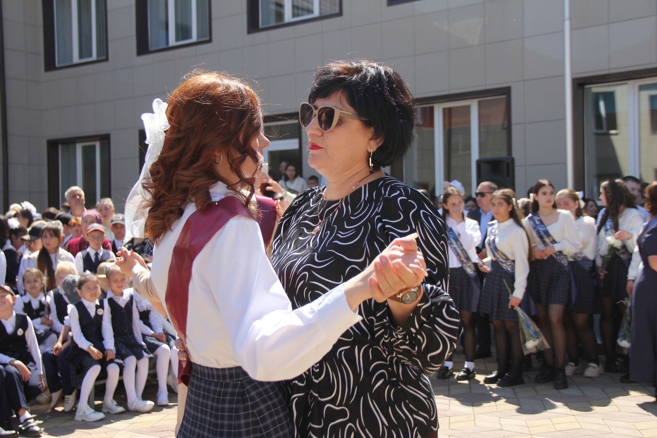 Кичә район мәктәпләрендә чыгарылыш сыйныф укучылары өчен соңгы кыңгырау чыңлады
