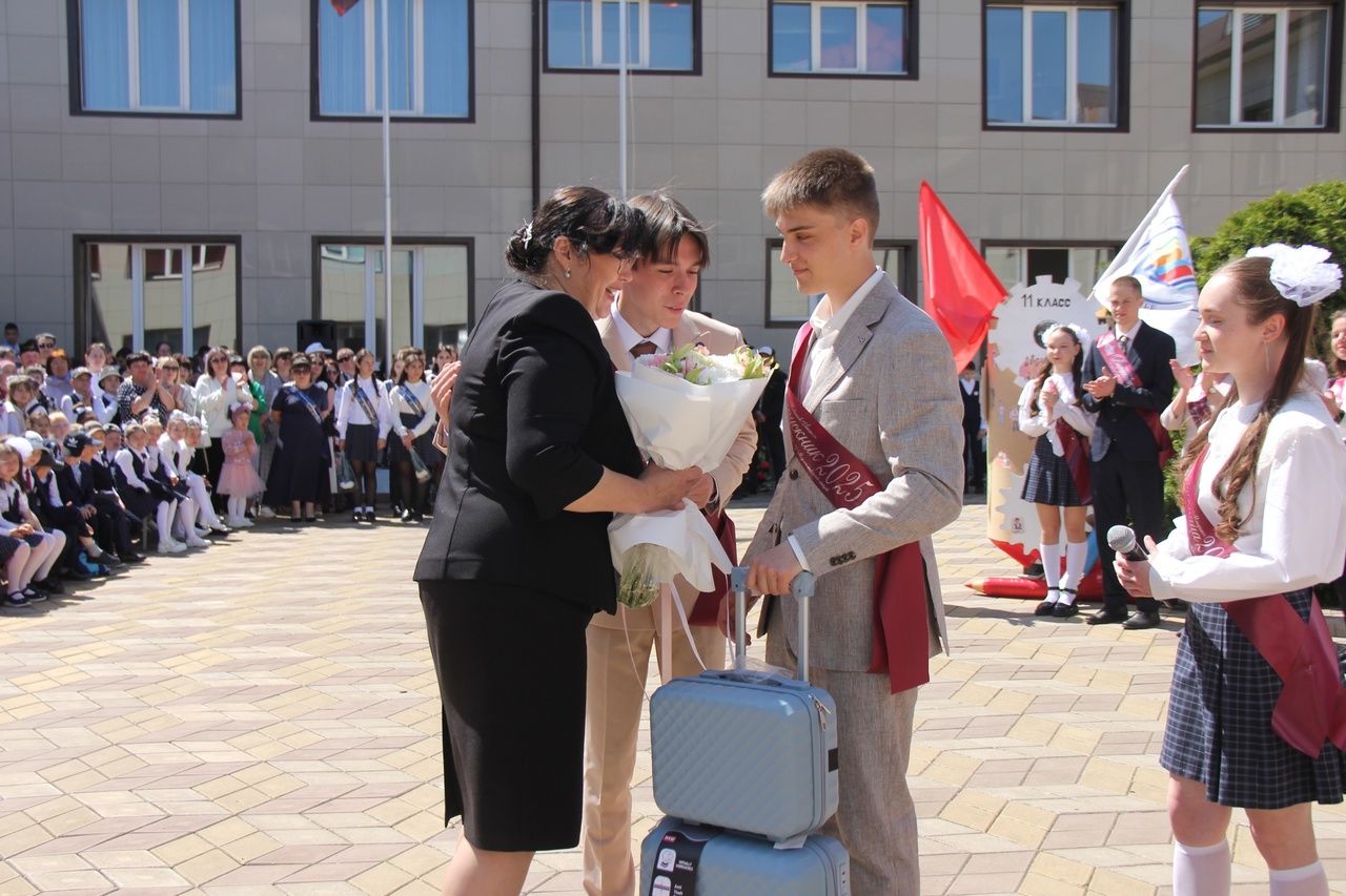 Кичә район мәктәпләрендә чыгарылыш сыйныф укучылары өчен соңгы кыңгырау чыңлады