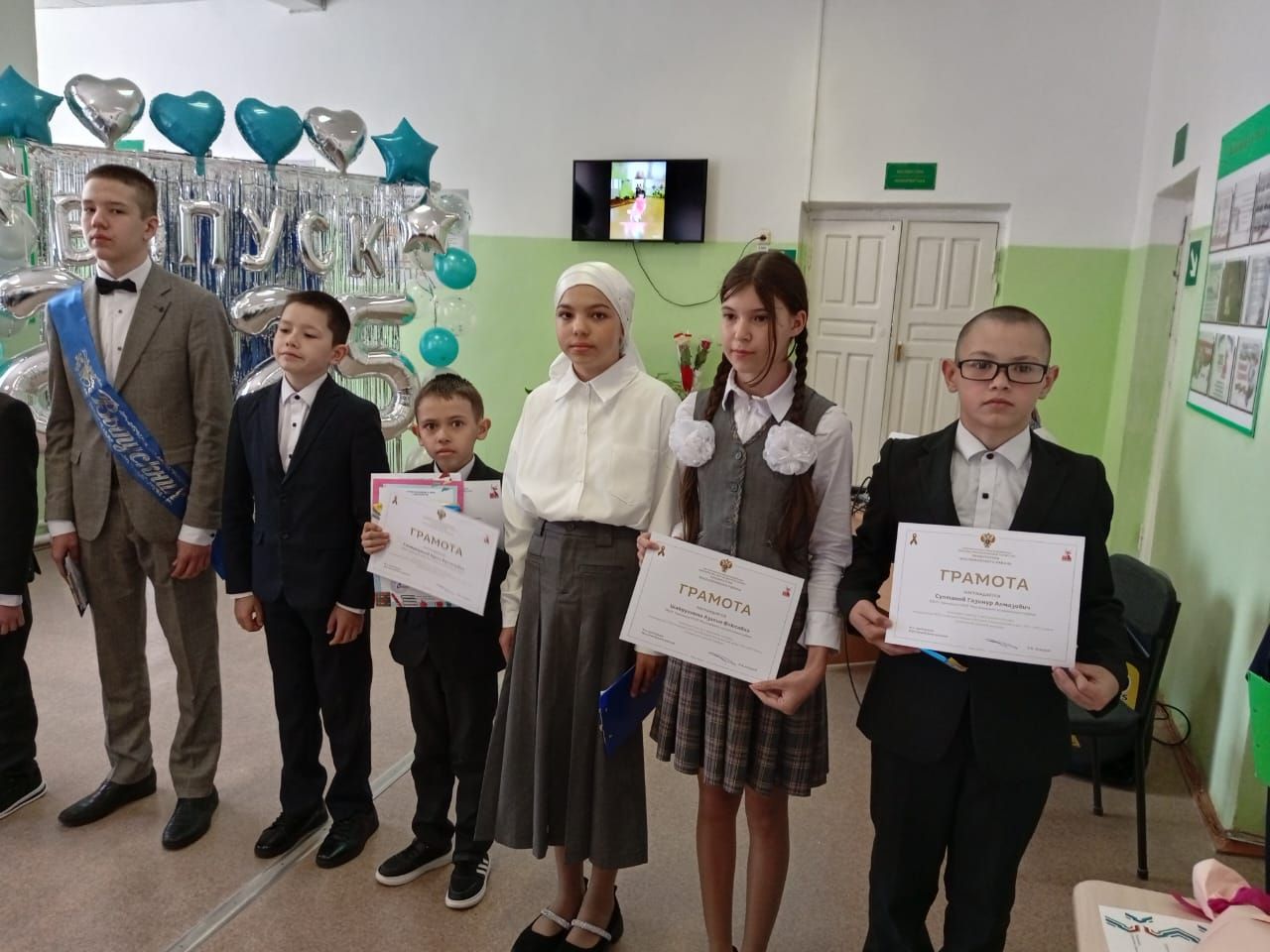 24 май көнне Баек төп мәктәбенең 9 сыйныф чыгарылыш сыйныф укучысы Гаяз Хәмәдишин өчен кыңгырауның чыңлап торган,  әмма моңсу тавышы яңгырады