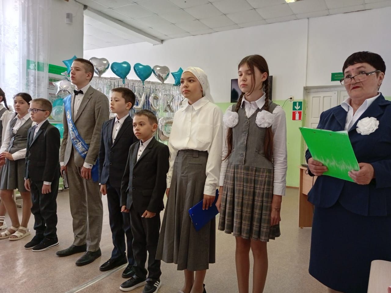 24 май көнне Баек төп мәктәбенең 9 сыйныф чыгарылыш сыйныф укучысы Гаяз Хәмәдишин өчен кыңгырауның чыңлап торган,  әмма моңсу тавышы яңгырады