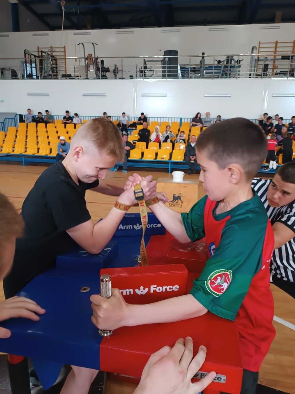 22 май көнне спорт мәктәбендә армрестлинг буенча район беренчелеге узды