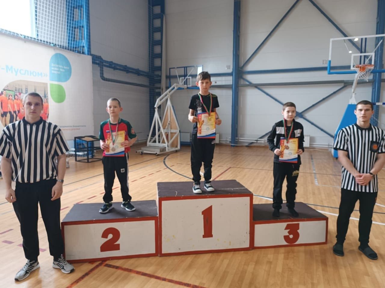22 май көнне спорт мәктәбендә армрестлинг буенча район беренчелеге узды