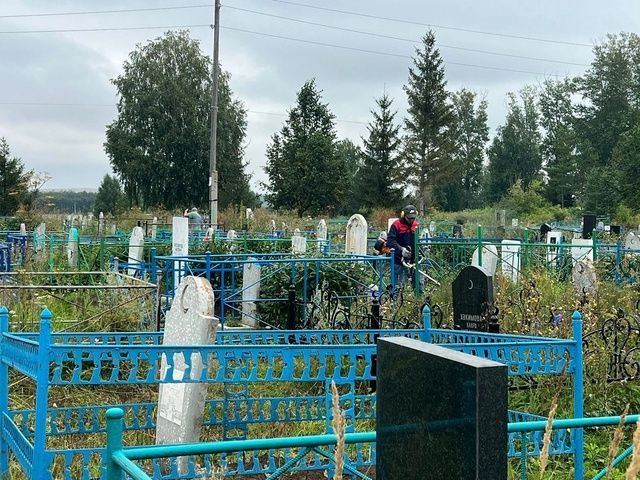 Мөслим зиратындагы өмә күчерелә