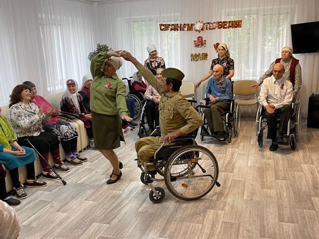 Бөек Җиңүнең 80 еллыгын бәйрәм итү кысаларында Мөслим картлар һәм инвалидлар интернат-йортында тантаналы чара узган