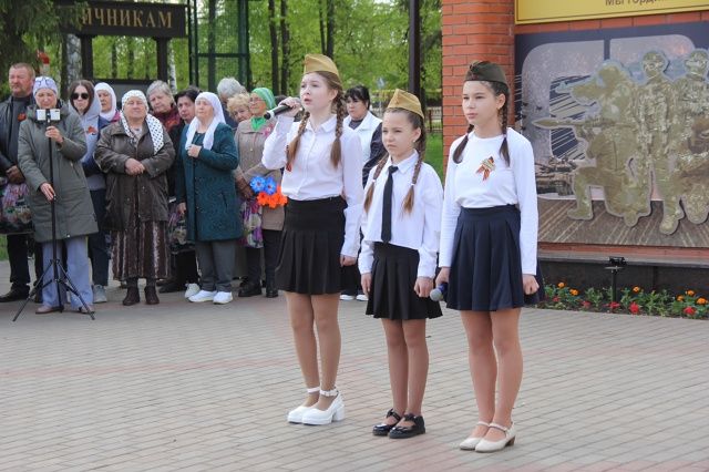 Мөслимдә МХОда катнашучыларга багышланган стела ачу тантанасы