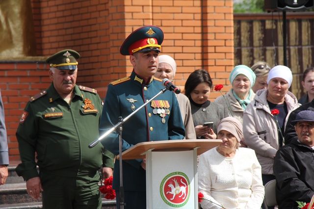 Мөслимдә МХОда катнашучыларга багышланган стела ачу тантанасы
