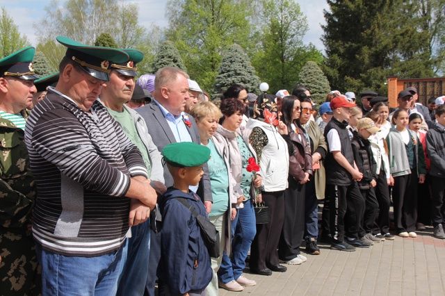 Мөслимдә МХОда катнашучыларга багышланган стела ачу тантанасы