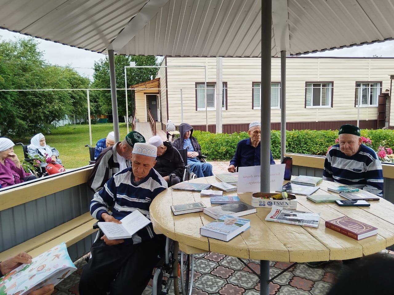 Әдәби кунак бүлмәсендә китаплар укыдылар