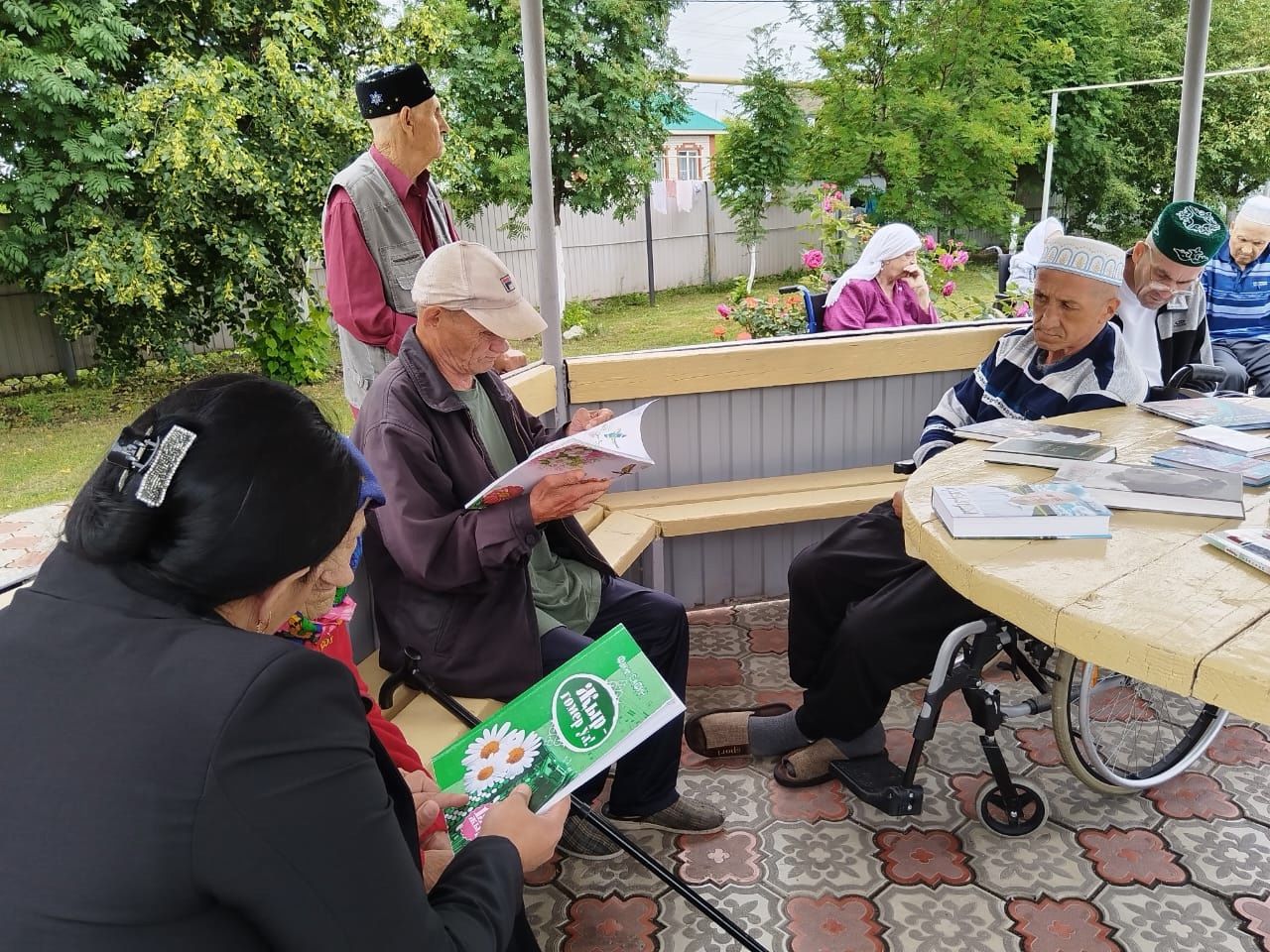 Әдәби кунак бүлмәсендә китаплар укыдылар
