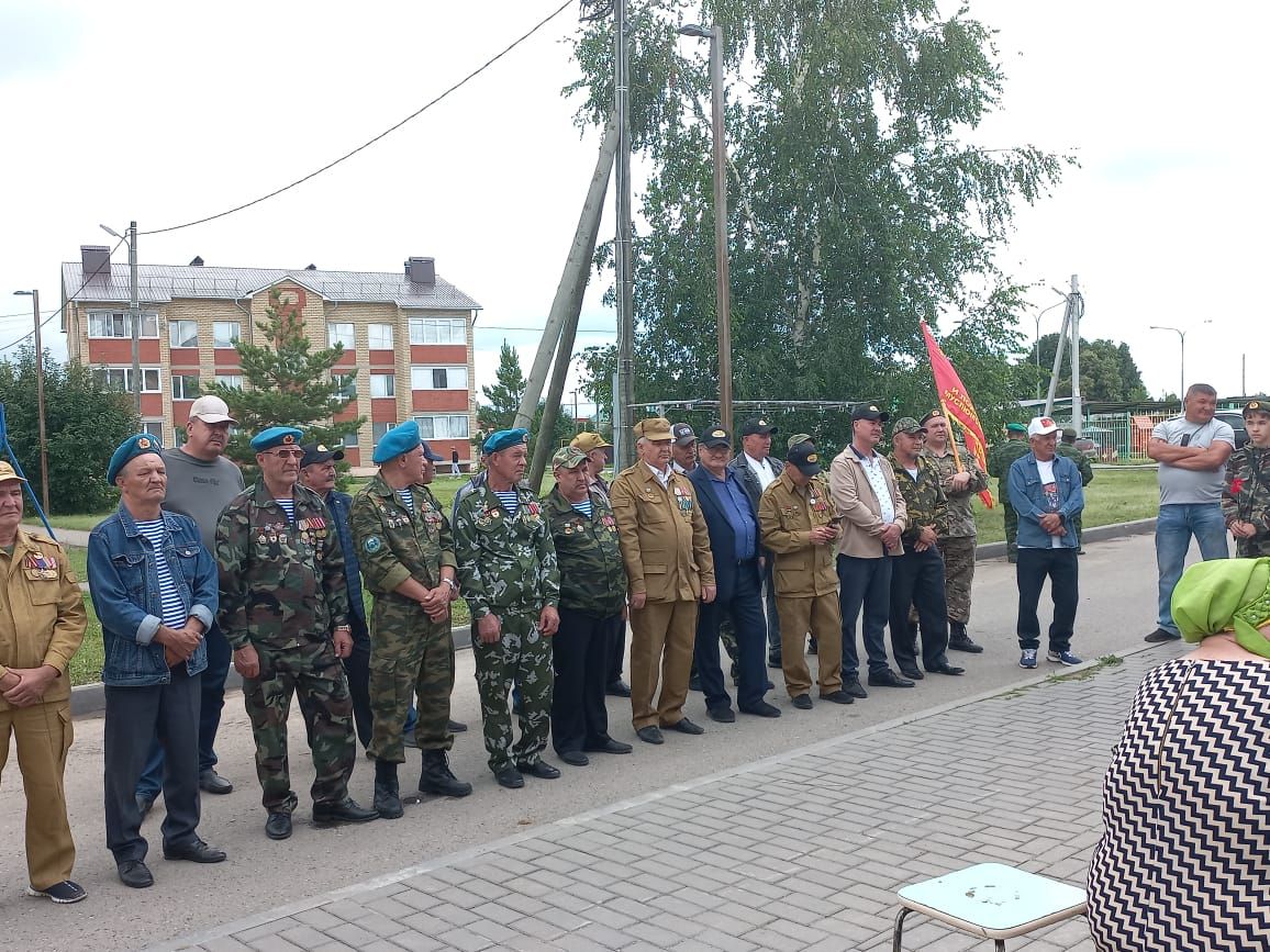 Кичә Мөслимдә Әфган сугышы ветераны Дамир Шәфигуллин яшәгән йортка элмә такта куелды