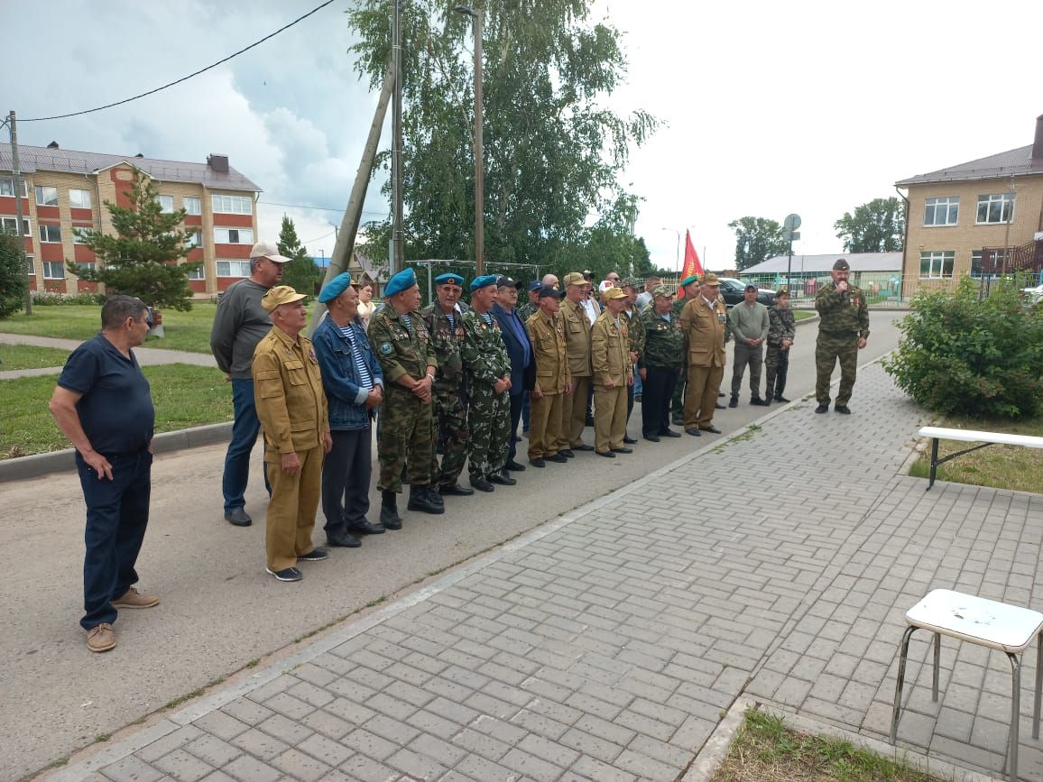 Кичә Мөслимдә Әфган сугышы ветераны Дамир Шәфигуллин яшәгән йортка элмә такта куелды