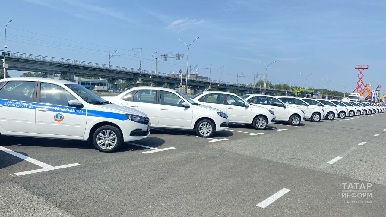 Рөстәм Миңнеханов Татарстанның авыл хуҗалыгы оешмаларына 105 автомобиль бүләк итте