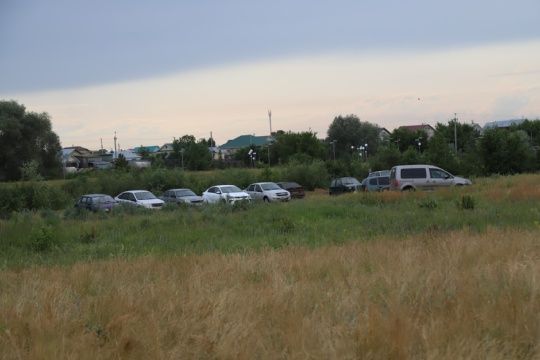 Күпер буенда, Ык елгасының уң як ярындагы мәйданда машина кую урыны ясала
